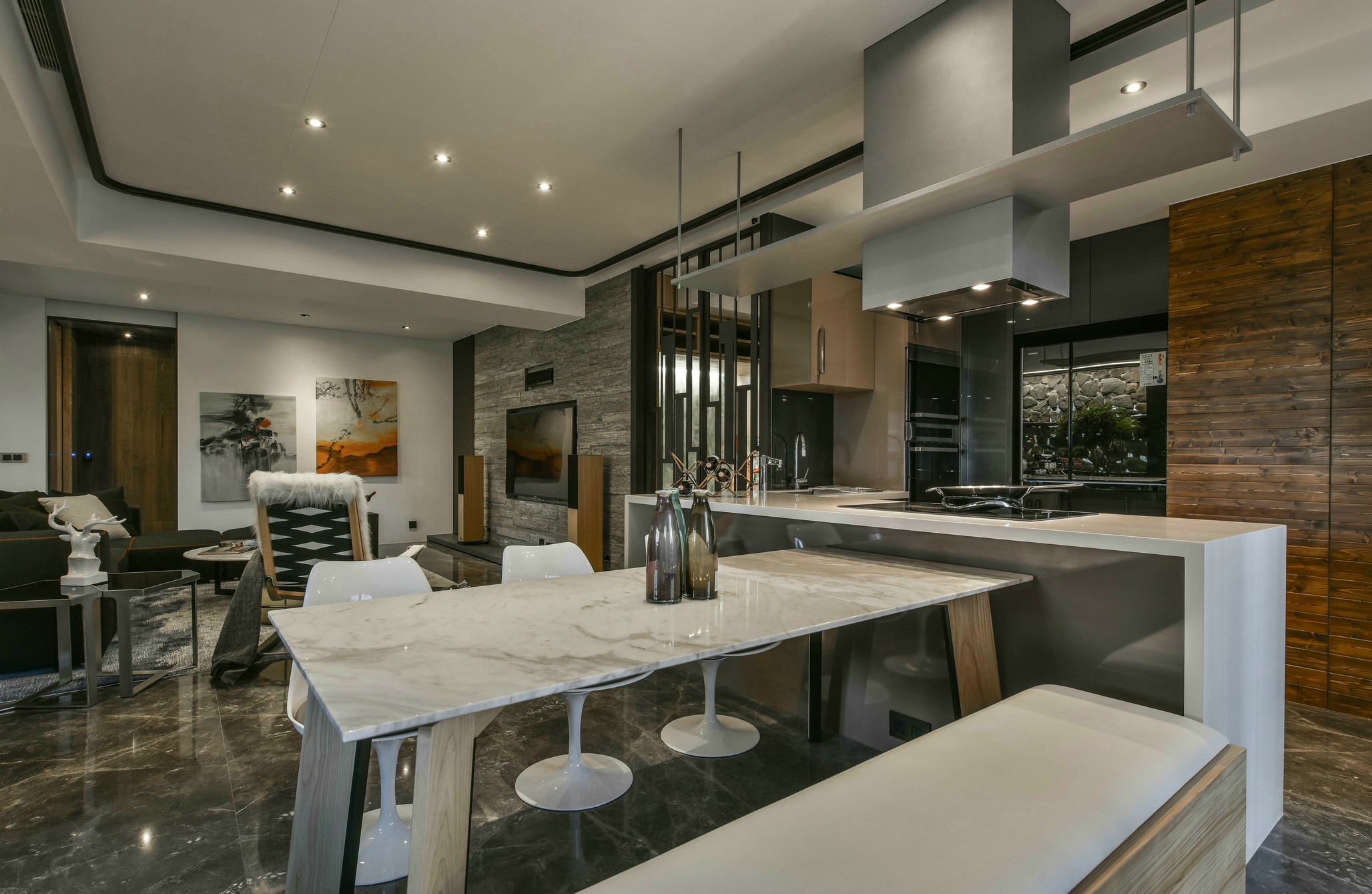 厨房空间一体化设计，宽敞的空间足够容纳家庭成员和宾客好友，满足了业主的需求。
