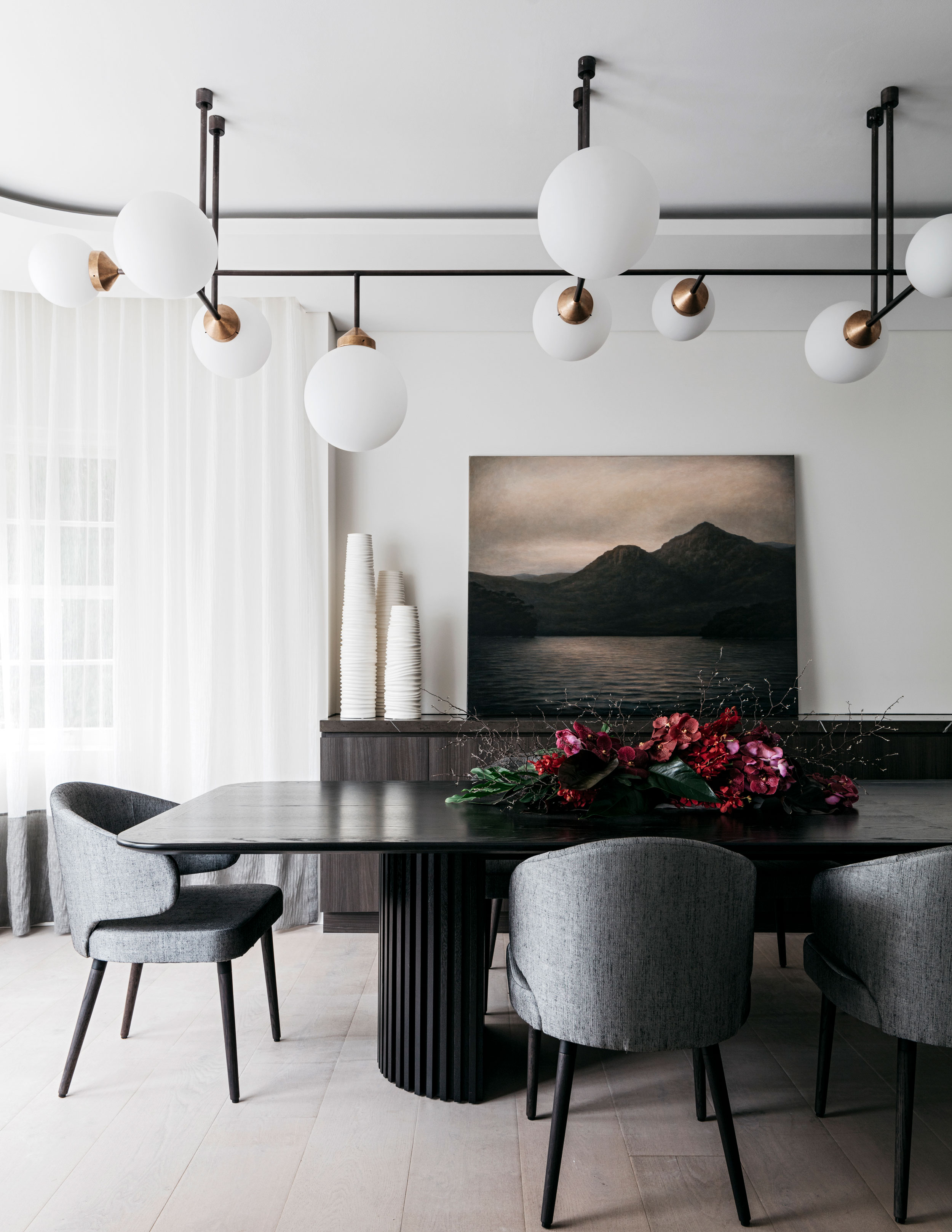 餐厅的设计简朴而灵动，以素雅朴质为底色，配以现代桌椅，描绘出和谐的用餐意境。