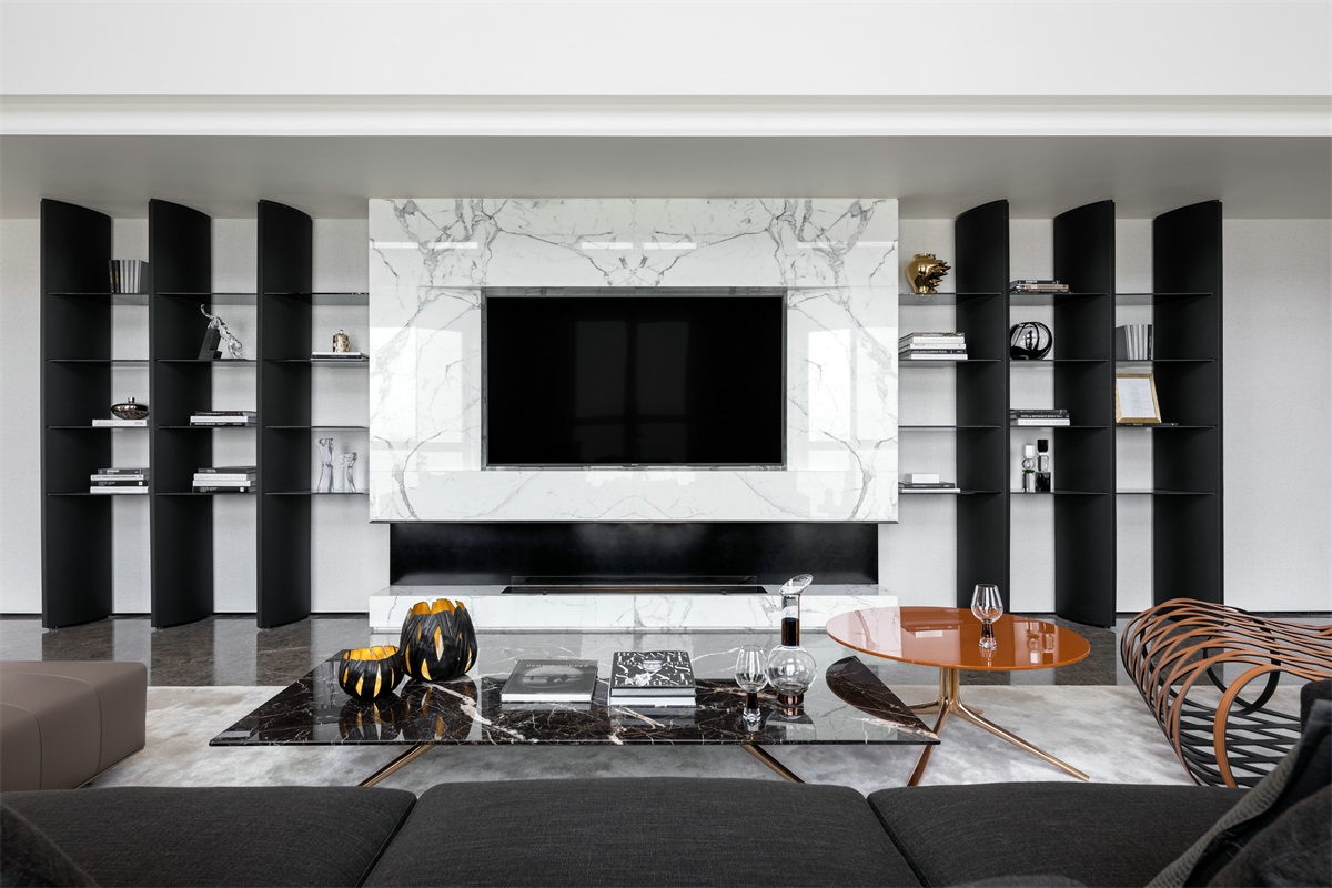 电视墙设计层纵横交错，层次分明，大理石材质的质感凸显出空间的时尚格调。