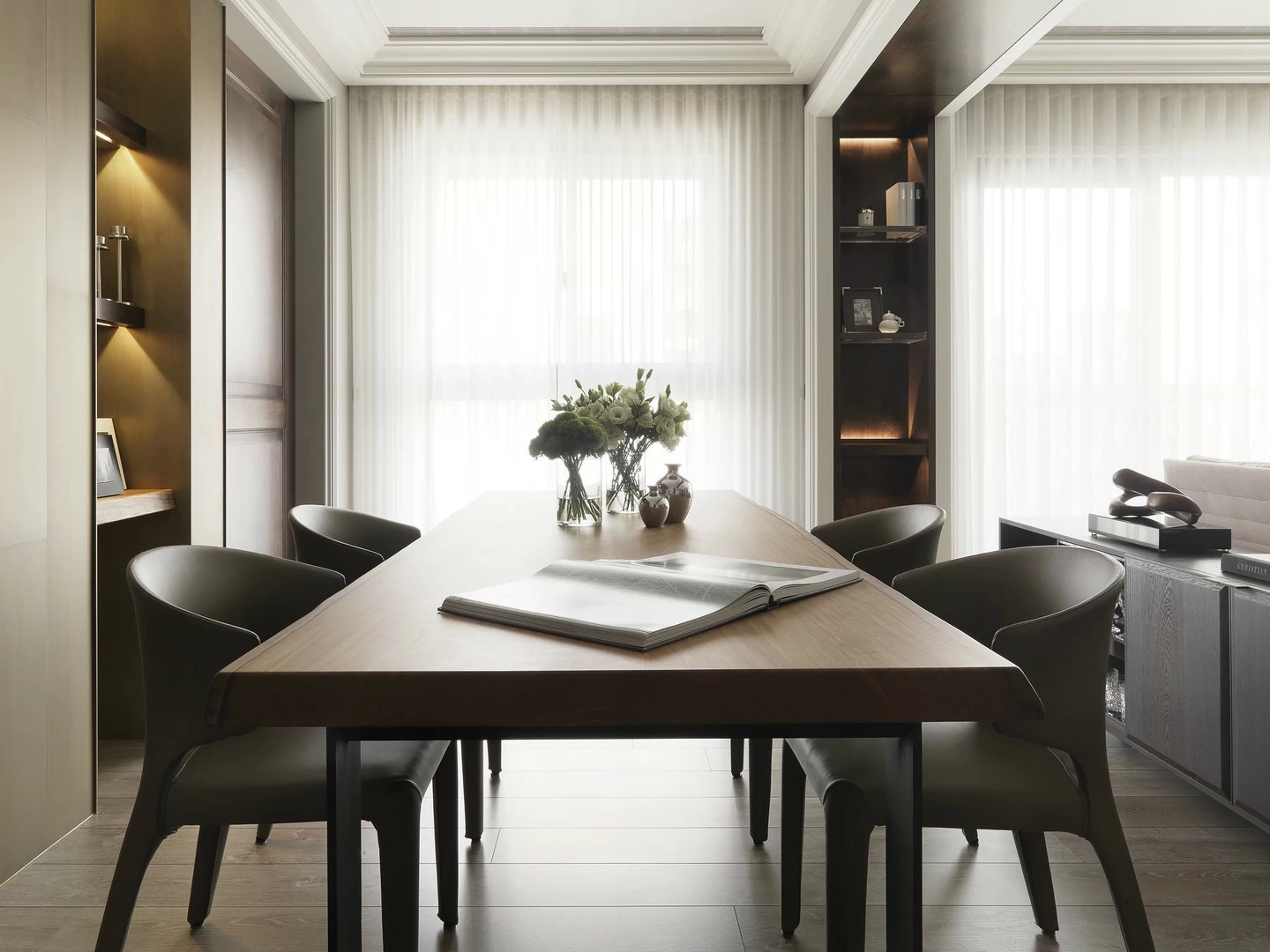 餐厅采光较好，线条感较强的餐桌椅弱化了形式，着眼于功能的实现。