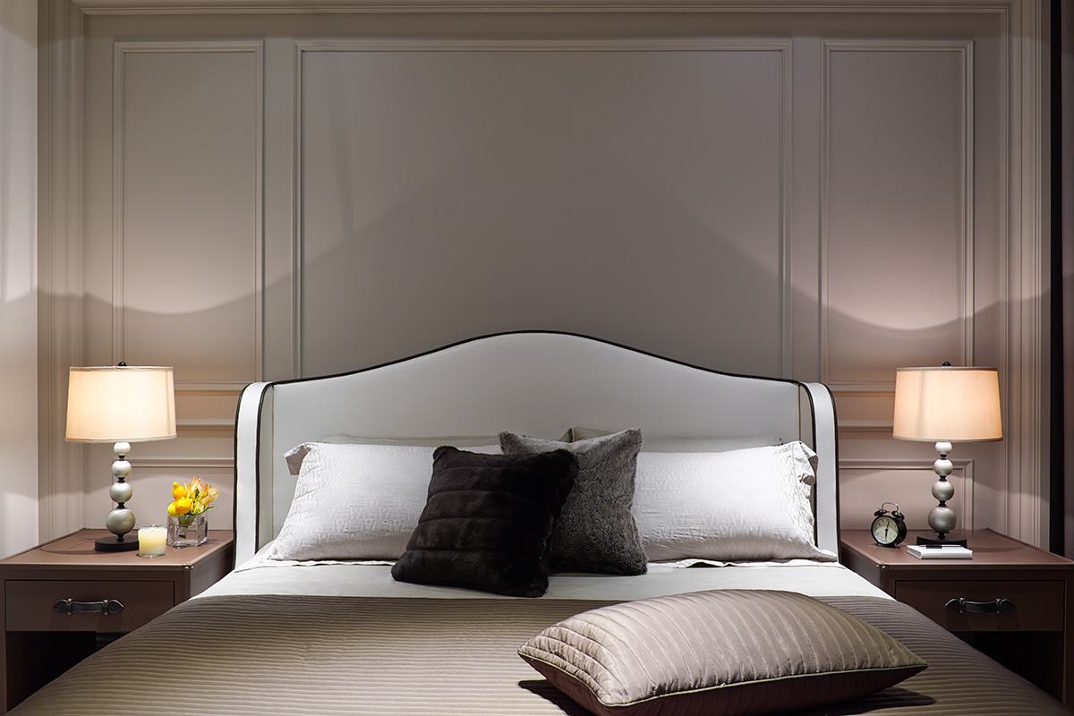 次卧浅色的背景墙设计营造出沉浸式睡眠体验, 床头造型独特雅致，提升了空间的端庄。