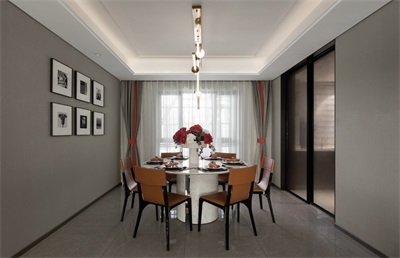 餐厅墙面以灰色为主，带有质感的白色餐桌与柠檬黄餐椅交接，打造时尚的线条感。