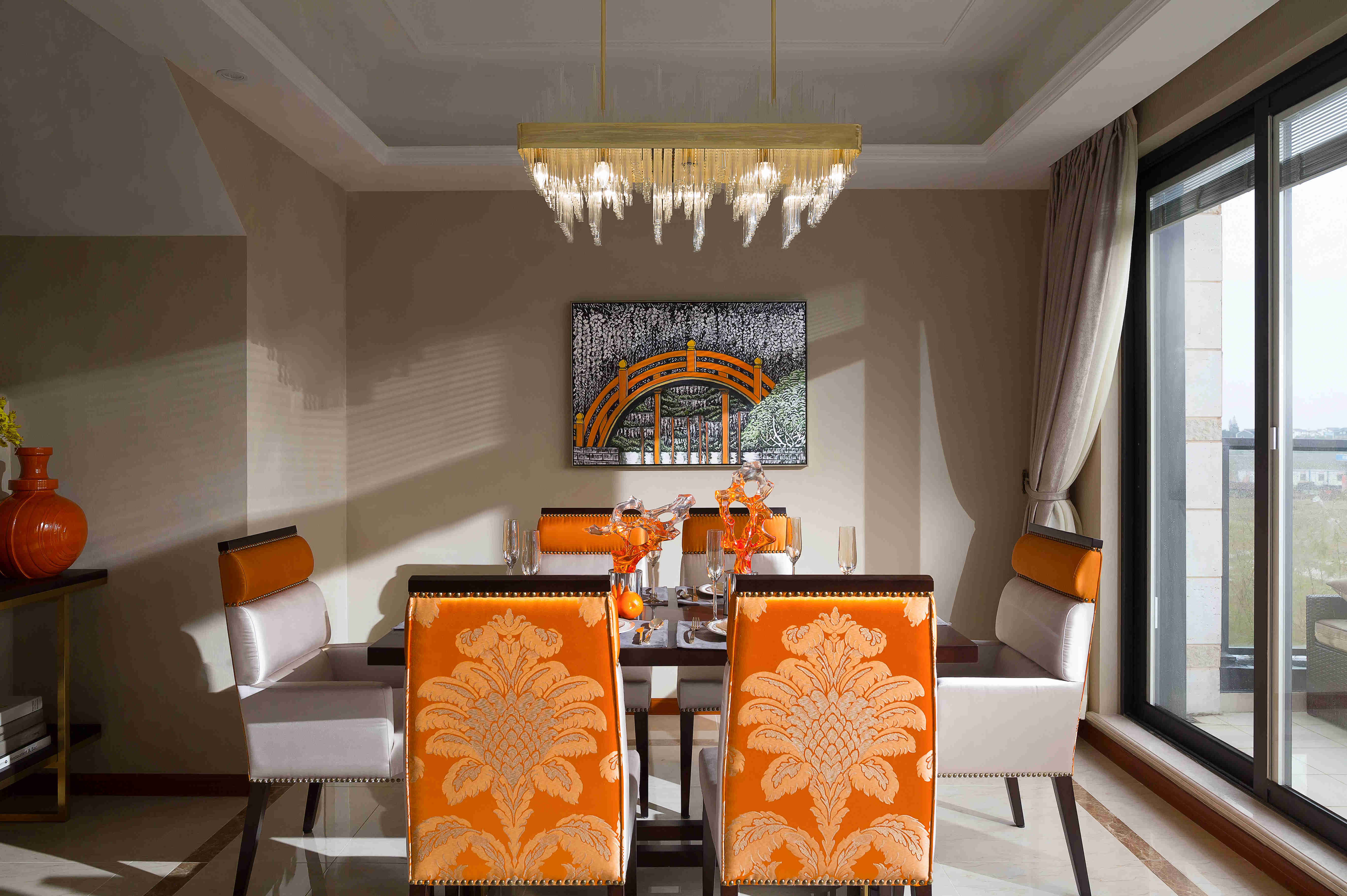 餐厅空间内的软装陈设都以橘色和白色为主，欧式元素对空间加以柔和的气质。