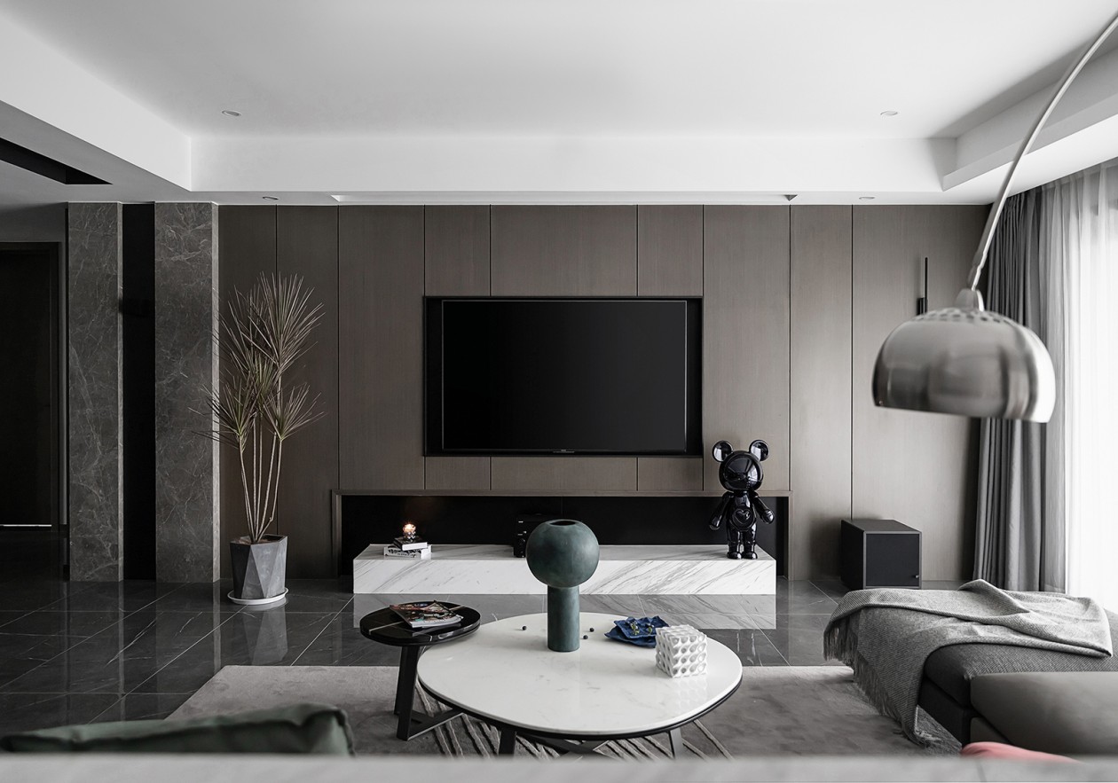 电视墙采用寂静无声的木色装饰，电视机嵌入式设计看似平凡，却增加了空间的立体感。