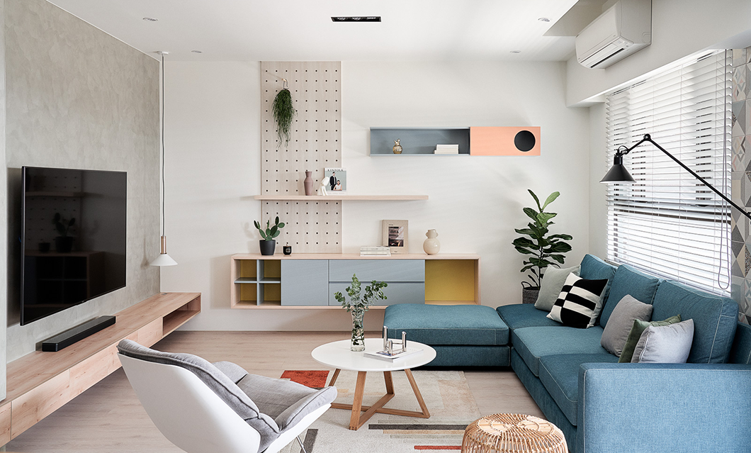 蓝色布艺沙发营造出静谧之感，木质元素在空间之中铺展，提升了空间的温馨感。