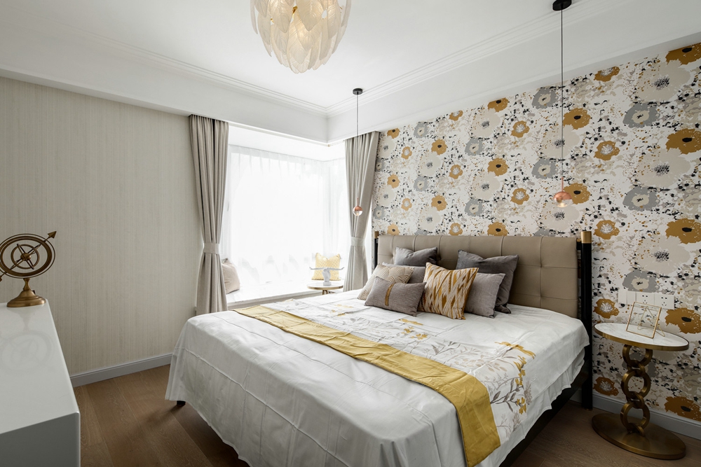 侧卧别致的灯饰烘托出温馨时尚的格调，花色背景墙壁纸设计，使卧室活力十足。