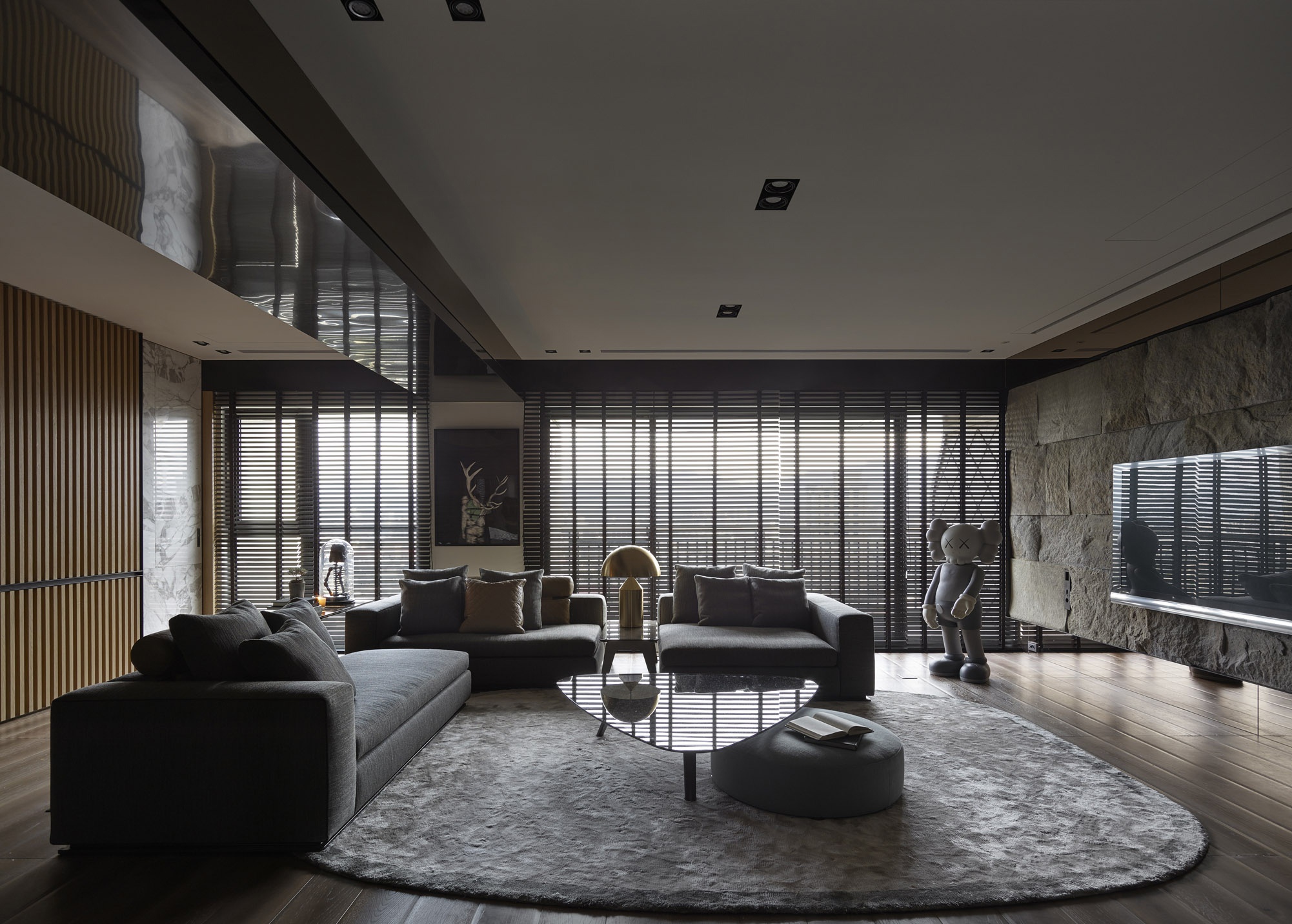 客厅运用深灰色与原木色调和，深灰色布艺沙发充满工业气息，呈现出时尚内敛的氛围。