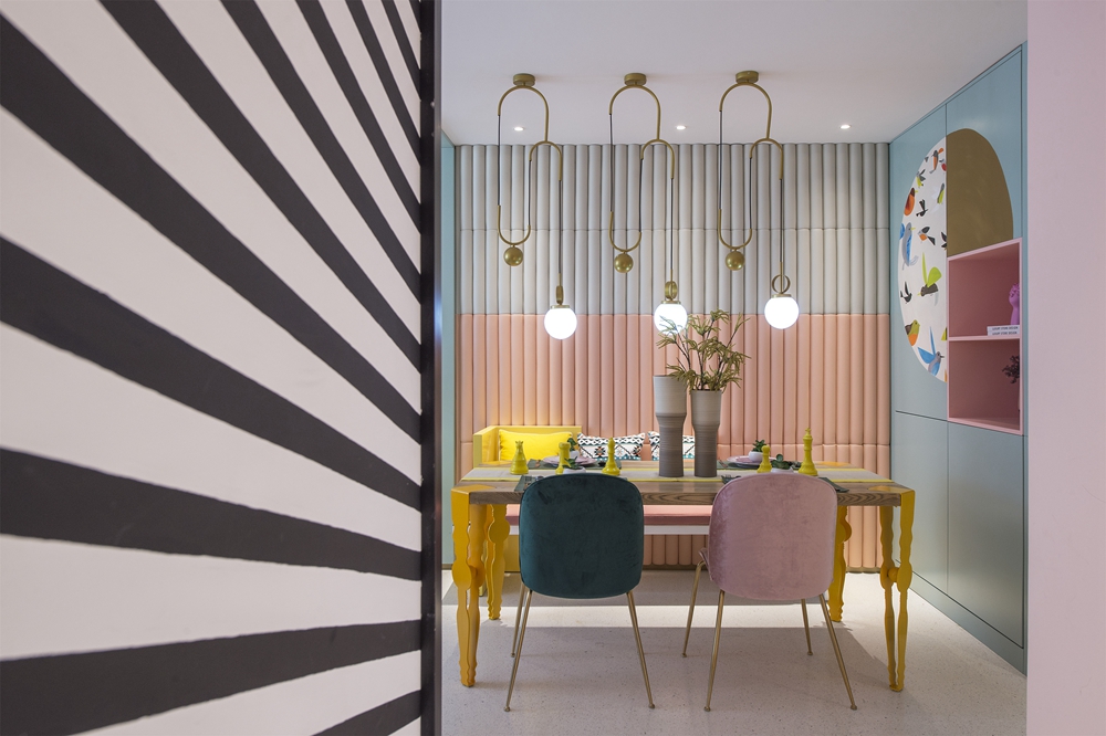 餐厅配色跳动，背景墙设计层次分明，在简洁现代的空间下，带来一种活跃精致的用餐体验。