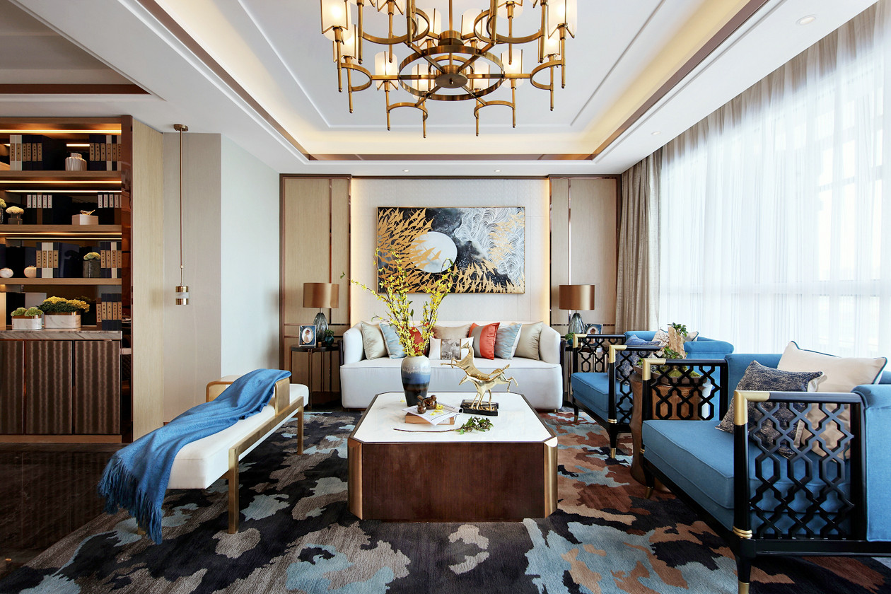 客厅背景墙设计为空间加分不少，白色与蓝色的家具碰撞出高格调的空间氛围。
