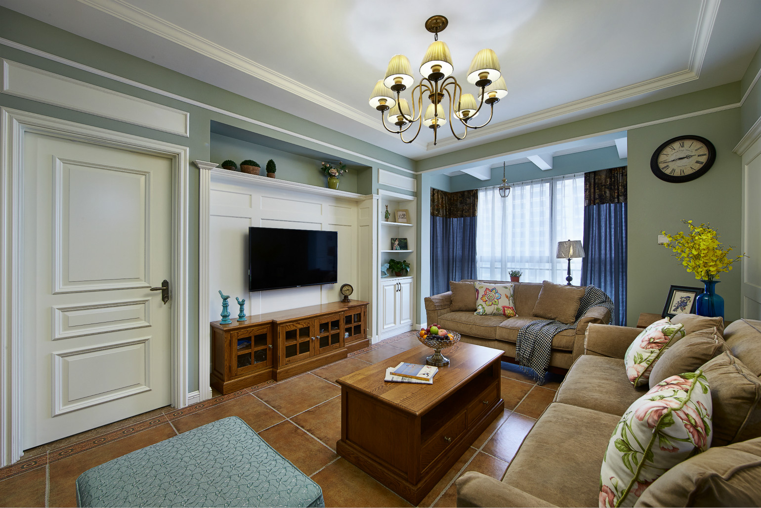 客厅沙发组合有着丝绒般的质感。顶部华丽枝形吊灯，在柔和灯光的映衬下，为客厅营造出一种优雅，温馨的家居