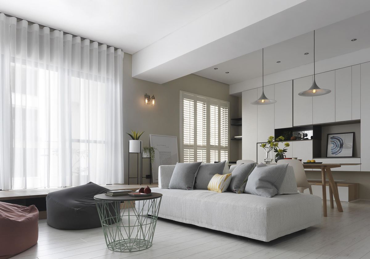 客厅以白色和灰色为基调，布艺沙发搭配无吊顶设计，展现出北欧的休闲与浪漫。
