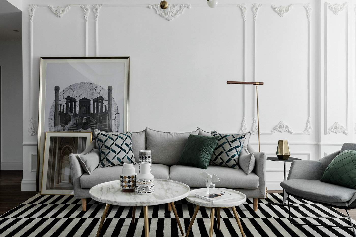 奢华内敛的客厅，沙发背景墙氛围烘托感强烈，局部采用文艺元素点缀。