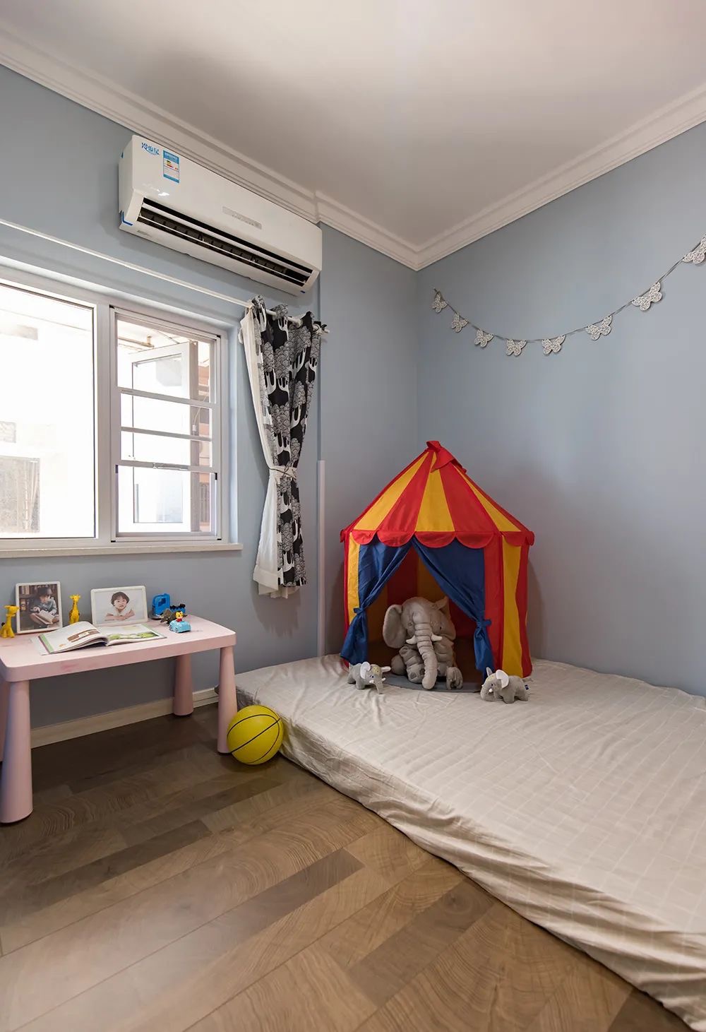 儿童房沿用灰色背景墙，低调沉稳的亮色玩具点缀，呈现出欢快活泼的氛围。