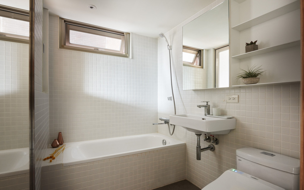 卫浴空间选用轻巧简洁的白色为主题，动线流畅，空间明亮不显压抑。