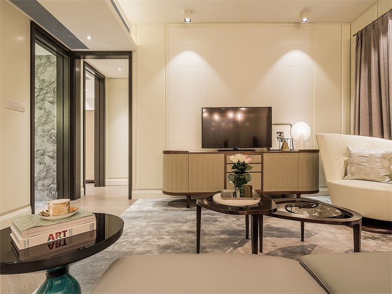 客厅以暖色调为主，高品质电视机柜凸显品质格调，彰显主人艺术品位。