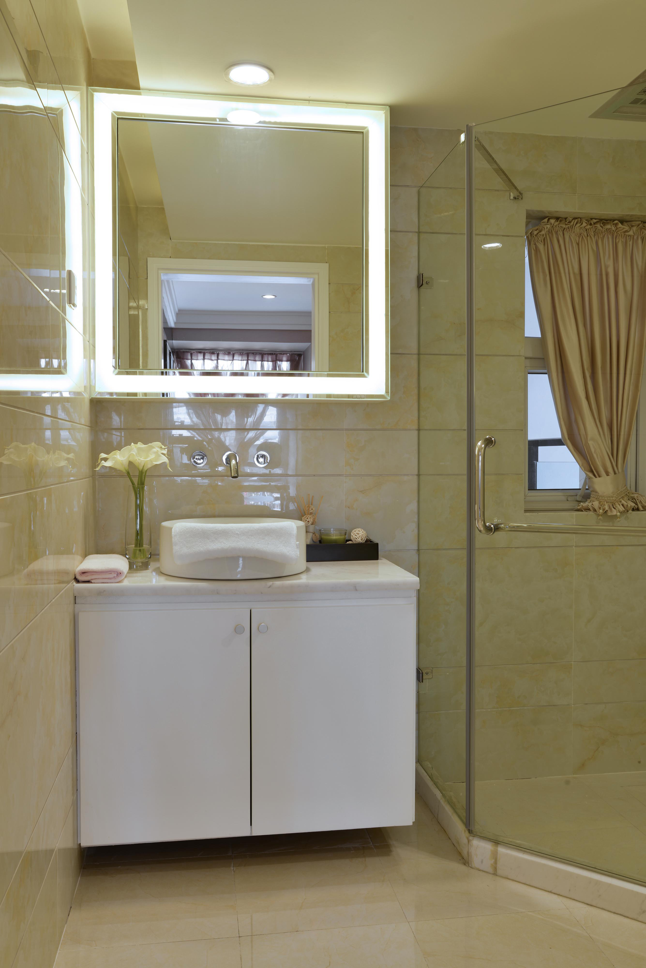 米色背景下，洗手台使用灯带铺贴，使得空间明亮而清爽，空间中还做了干湿分离设计。