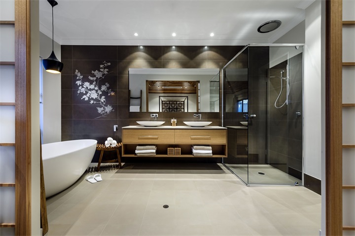 卫生间简单设计，使用白色、黑色、木色相互搭配，洗手台镜面成了洗手间的一道亮点。