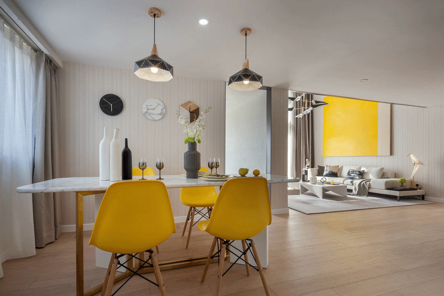 餐厅沿用客厅配色方式，使用白色和黄色交织，时尚感贯穿整个空间。