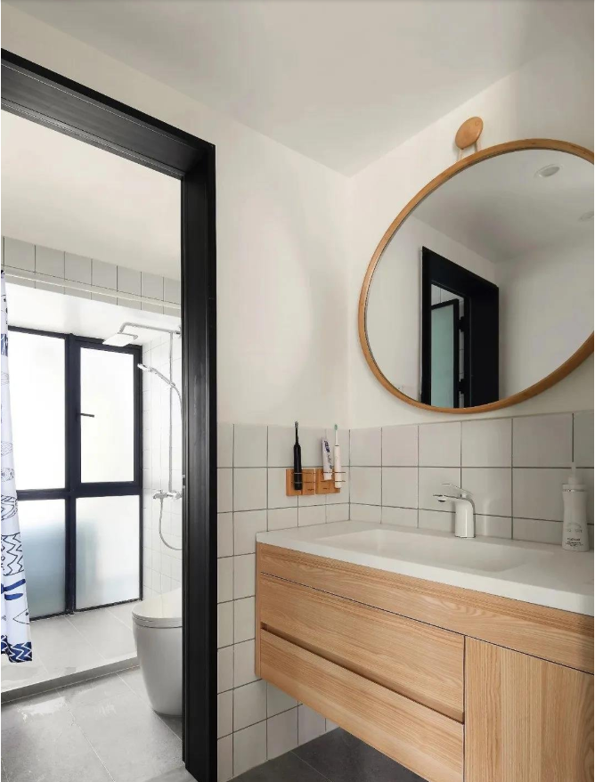 卫浴室洗手池外移，极具设计感，洗手台选用木色与白色搭配，看上去更带着一丝轻奢感。