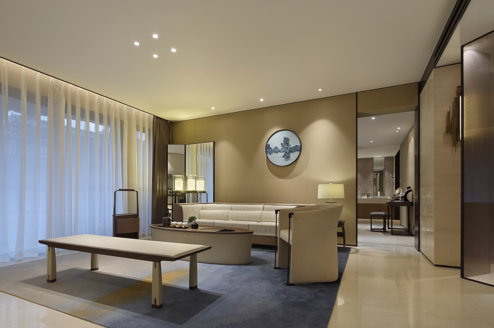 客厅以金暖色为主基调，简洁典雅，中式元素细节中彰显宁静与画意。