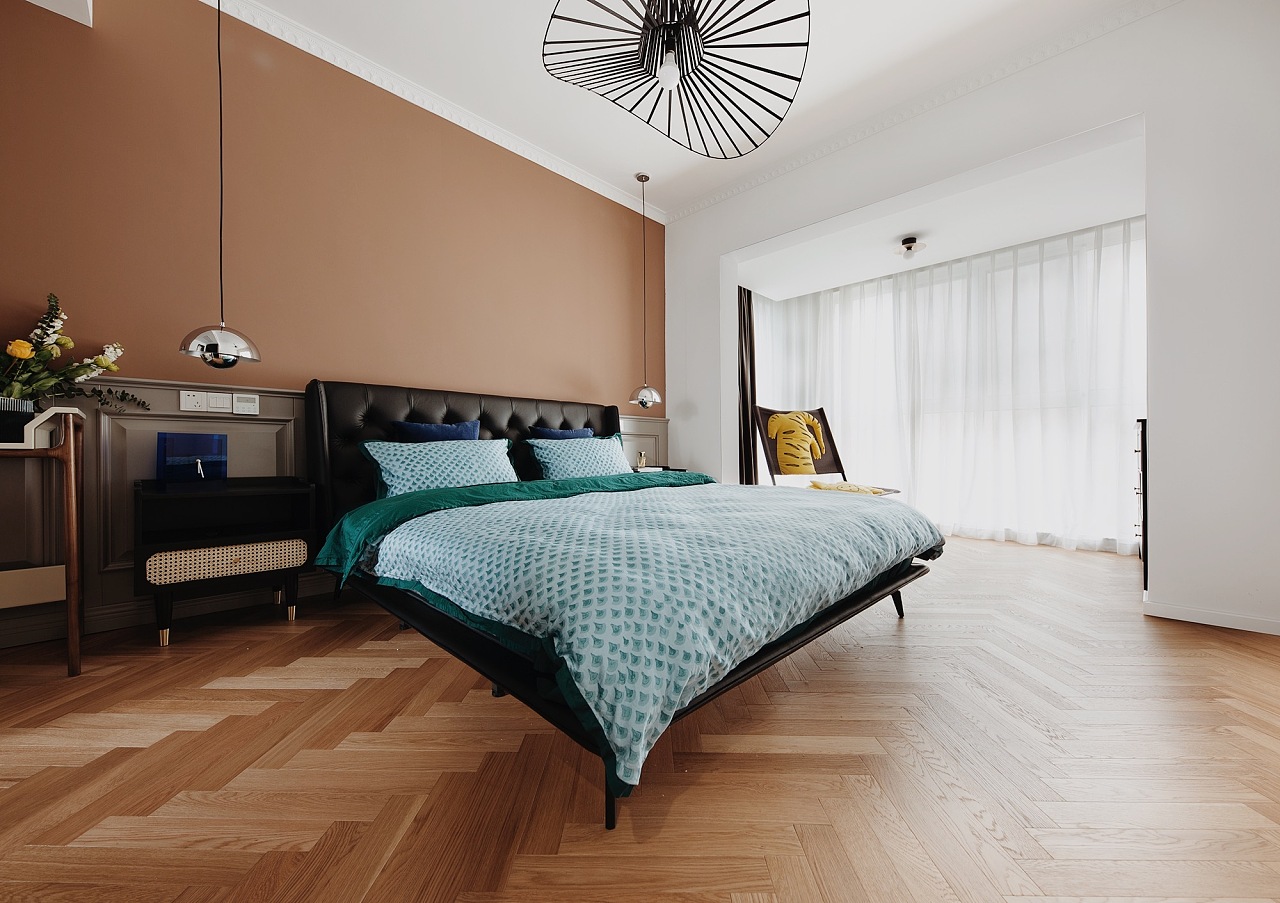 橘色和黑色的经典搭配表现出了卧室空间的干净和舒适，视觉氛围精致。