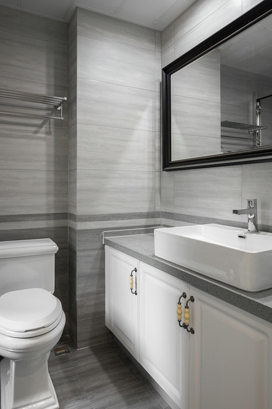 卫生间灰白搭配提升居住品质，镜面黑框设计赋予细节之处意想不到的美。