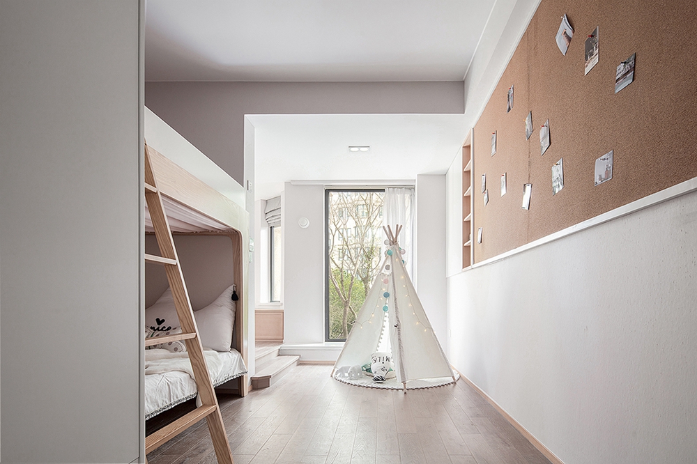 儿童房采用上下床设计，木色组件的点缀，让空间硬朗而不失温柔。