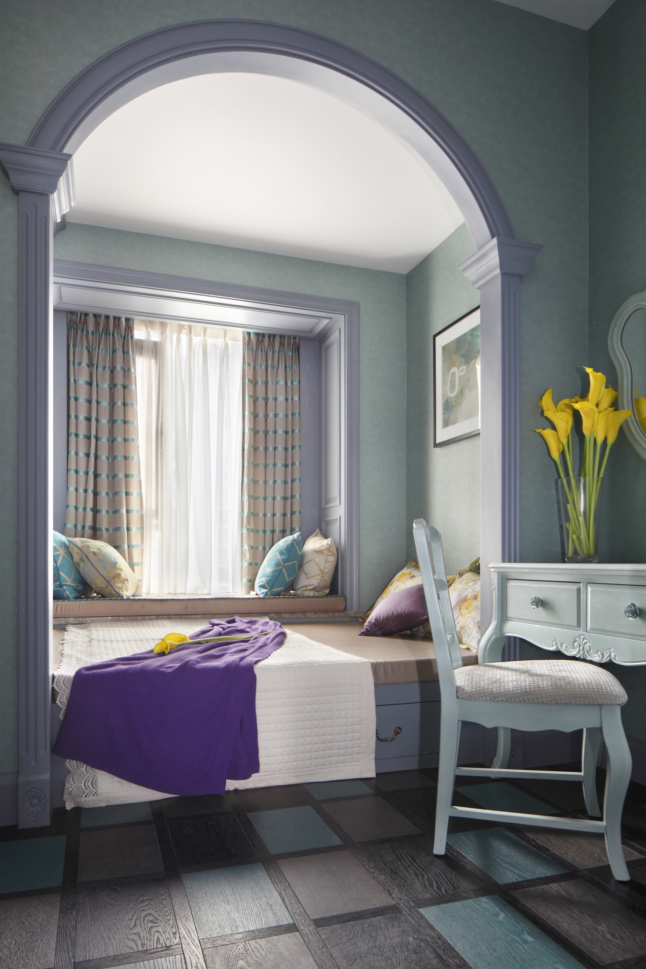 客房面积紧凑，搭配简单地台床，与飘窗形成错落感，更显得空间舒适温馨的氛围。