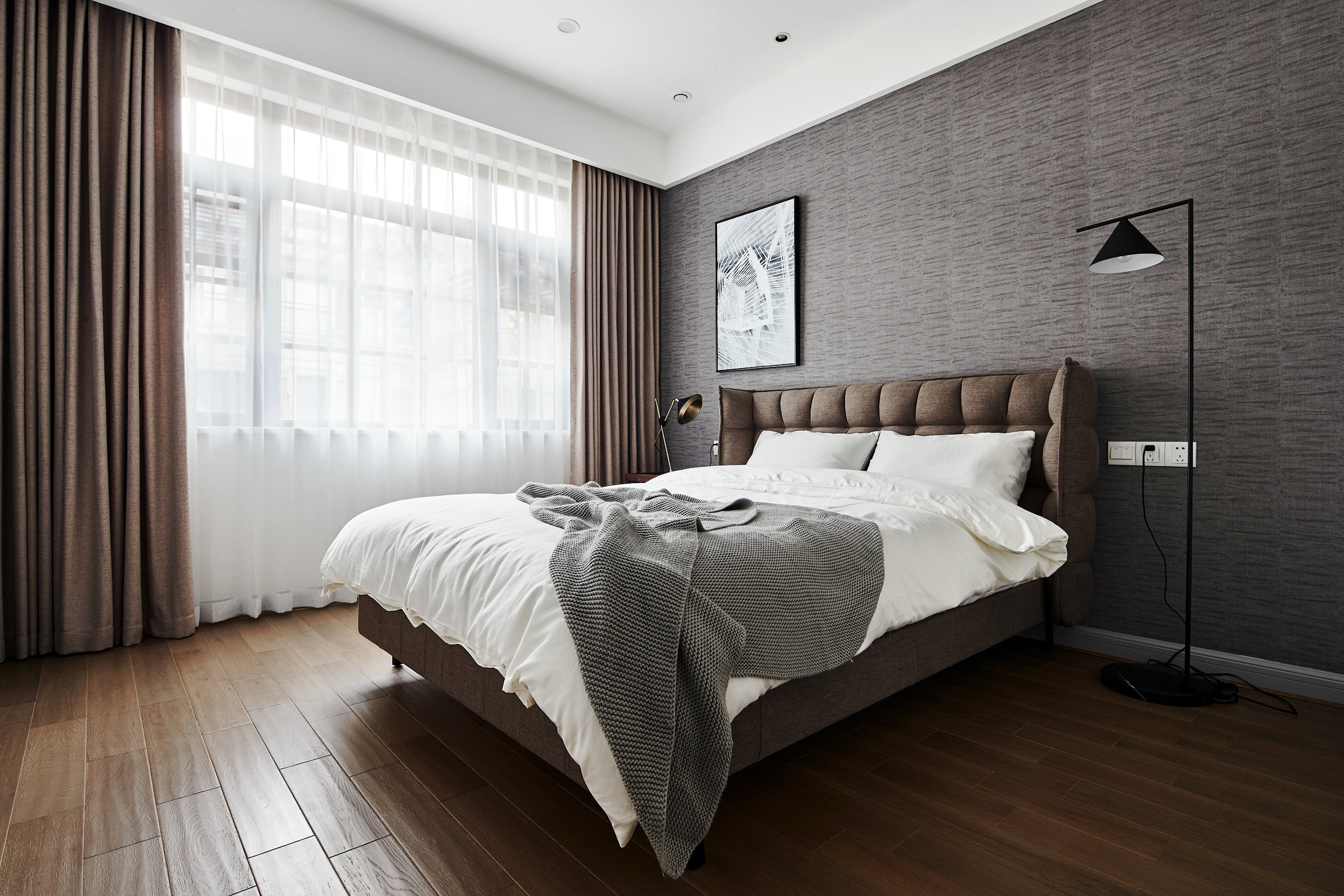 咖色床头打破了侧卧空间的沉闷，使视觉效果更加大方舒适，为空间加分不少。