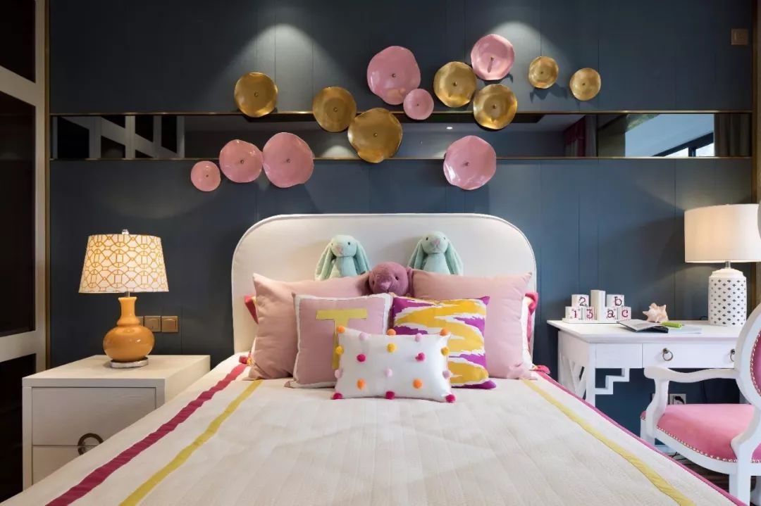 儿童房以蓝色为背景，搭配粉白色卡通软装，呈现出精致温馨的空间氛围。
