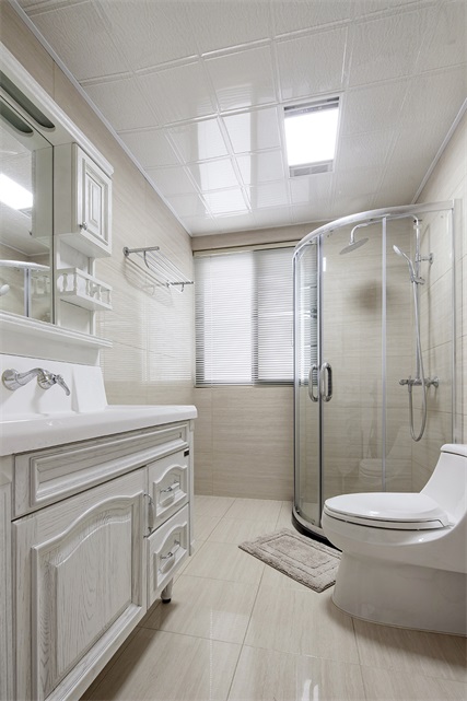 卫生间以白色为基调，局部使用干湿分离设计，体现出欧式的温润与优雅。