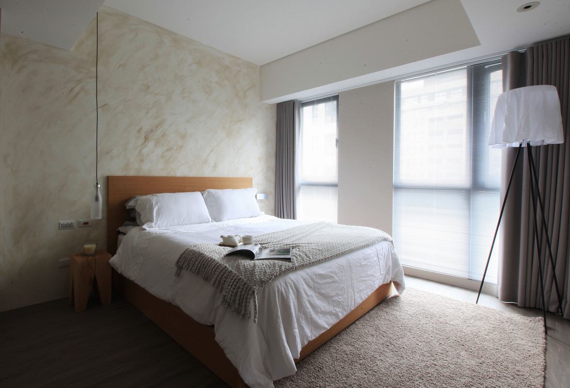 卧室里选择的木材的床，还有一个落地窗，阳光充足，采光和通风效果都很好，暖暖的很温馨舒适。