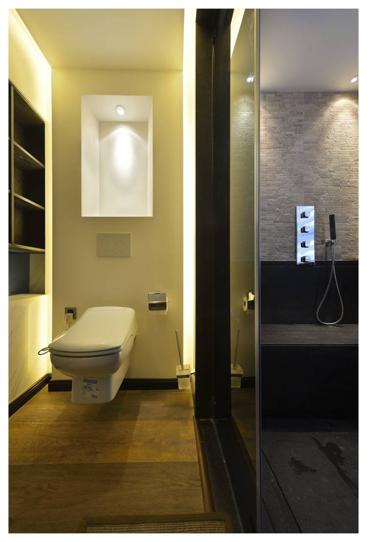 卫浴间干净整洁，背景墙浅色系搭配，干湿分离镶以黑色边框，凸显高级感。
