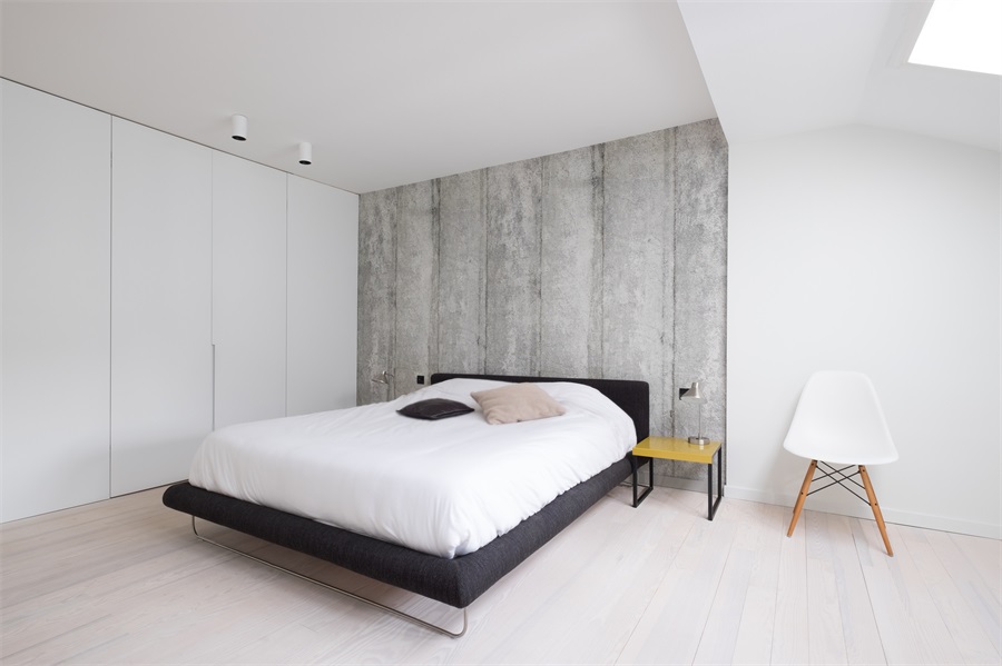 白色的空间底色奠定了空间优雅的调性，黑色双人床放置其中，为空间营造了更轻盈的表达。
