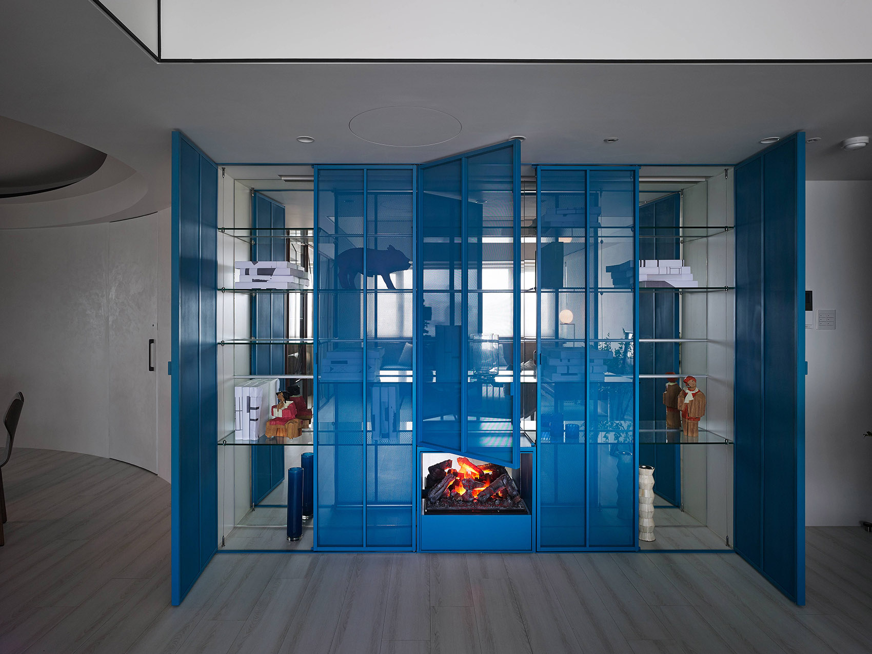 玄关处设计了蓝色收纳柜，打破了硬装的冰冷与傲慢，是空间变得浪漫且活跃。