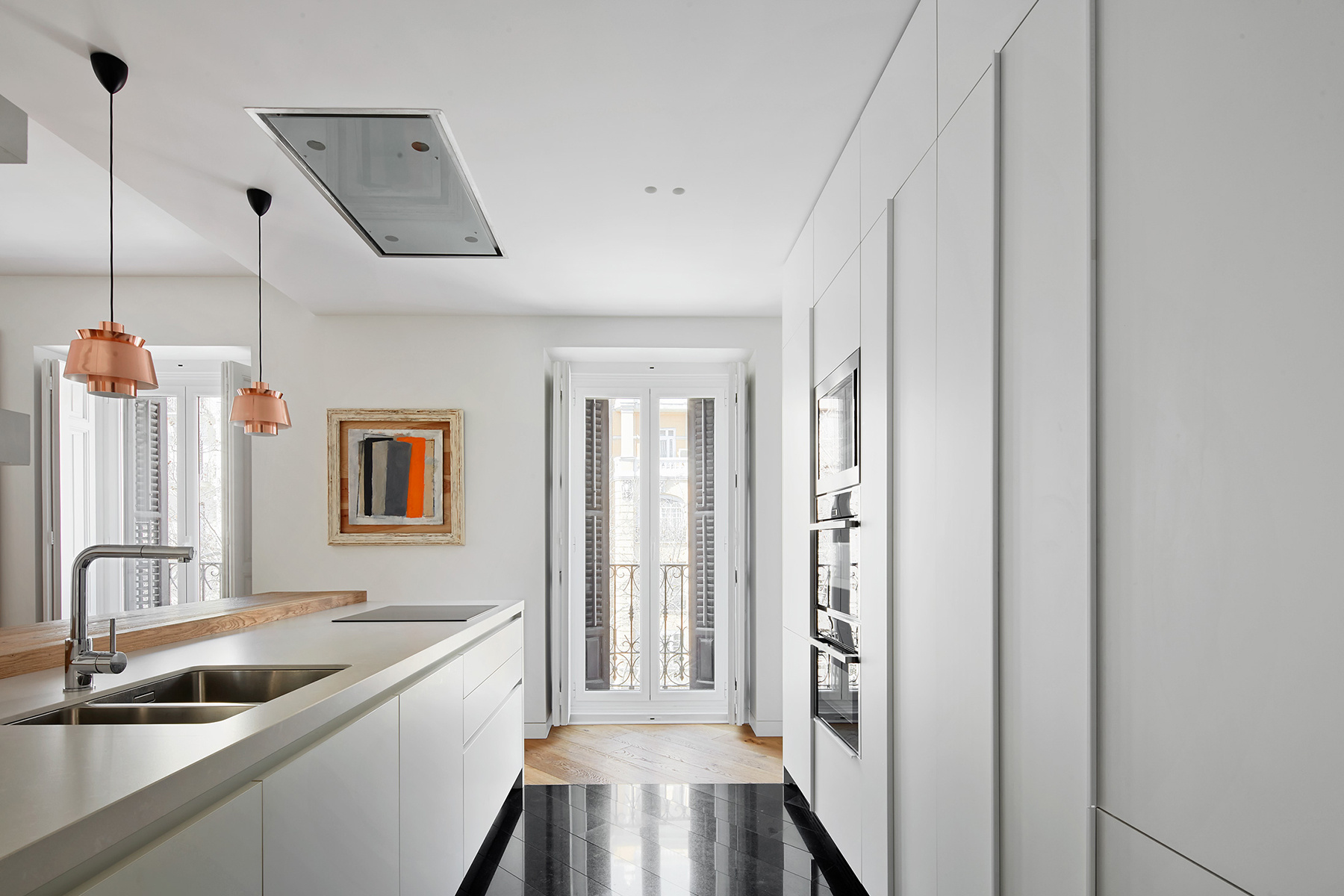 白色厨房优雅大气，橱柜造型优雅，色彩温润，搭配金属铜质吊灯，质感丰富。