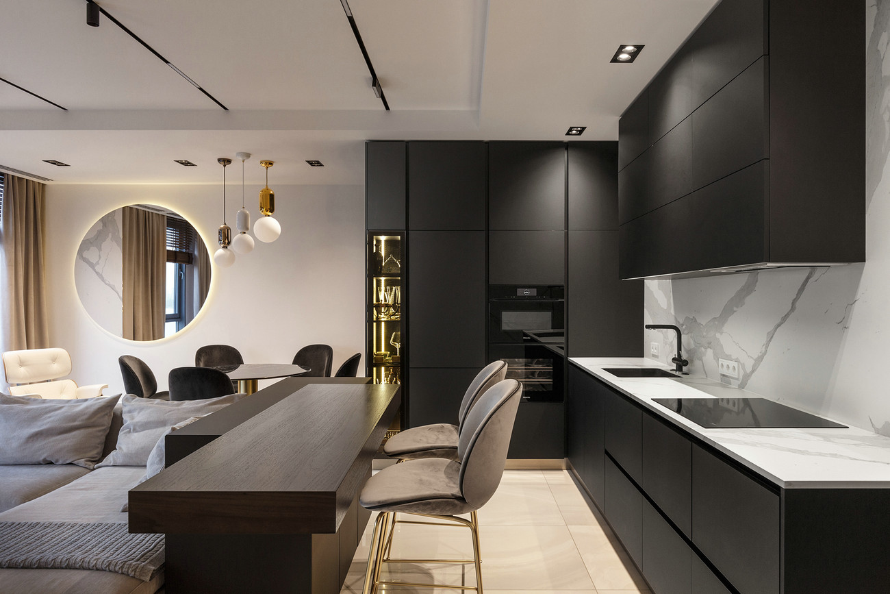 厨房以黑色为主基调，布置黑色橱柜与吊柜，局部搭配白色工作台，时尚感强烈。