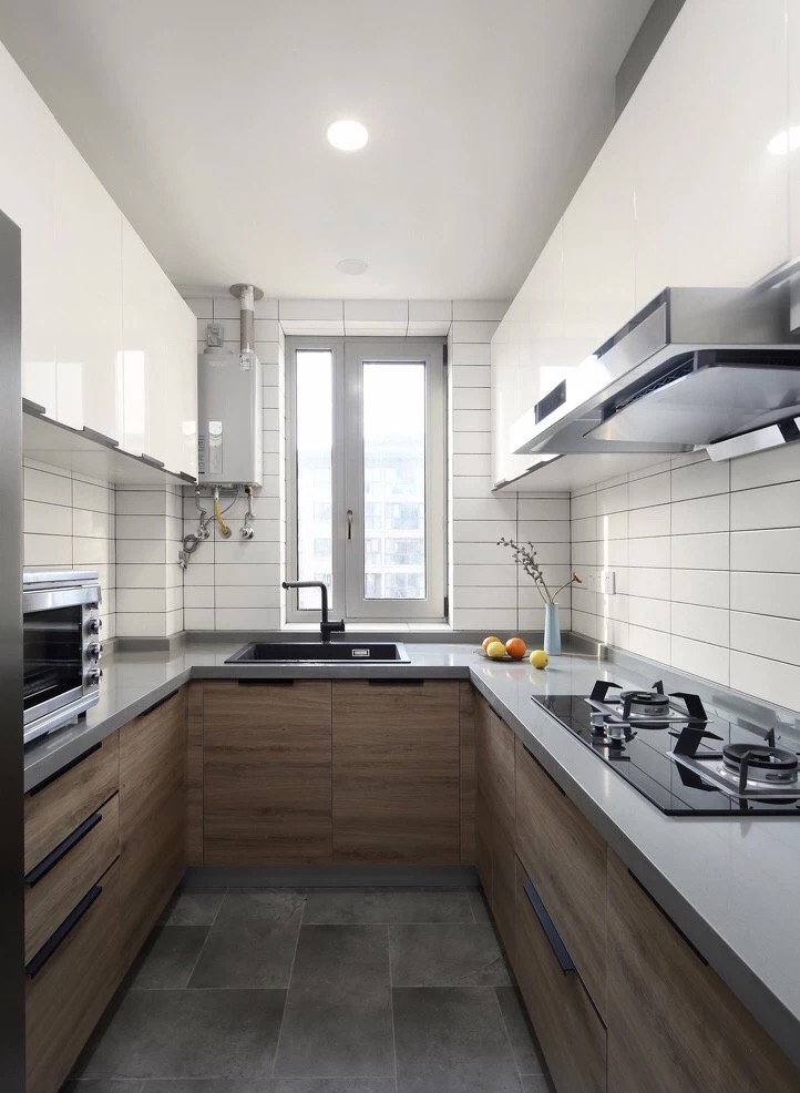 厨房橱柜色调为白色和木色搭配，颜色虽然低调却不流于凡俗，营造出洁净的视觉效果。