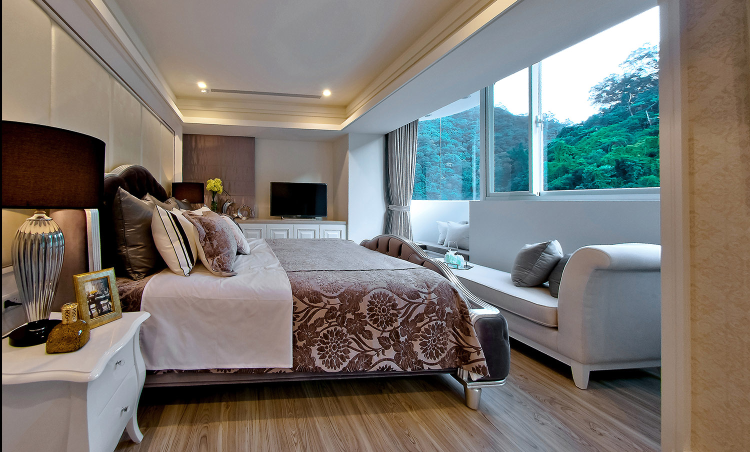 卧室的美观度同样影响主人的心情，所以一个美观私密的卧室是非常重要的。