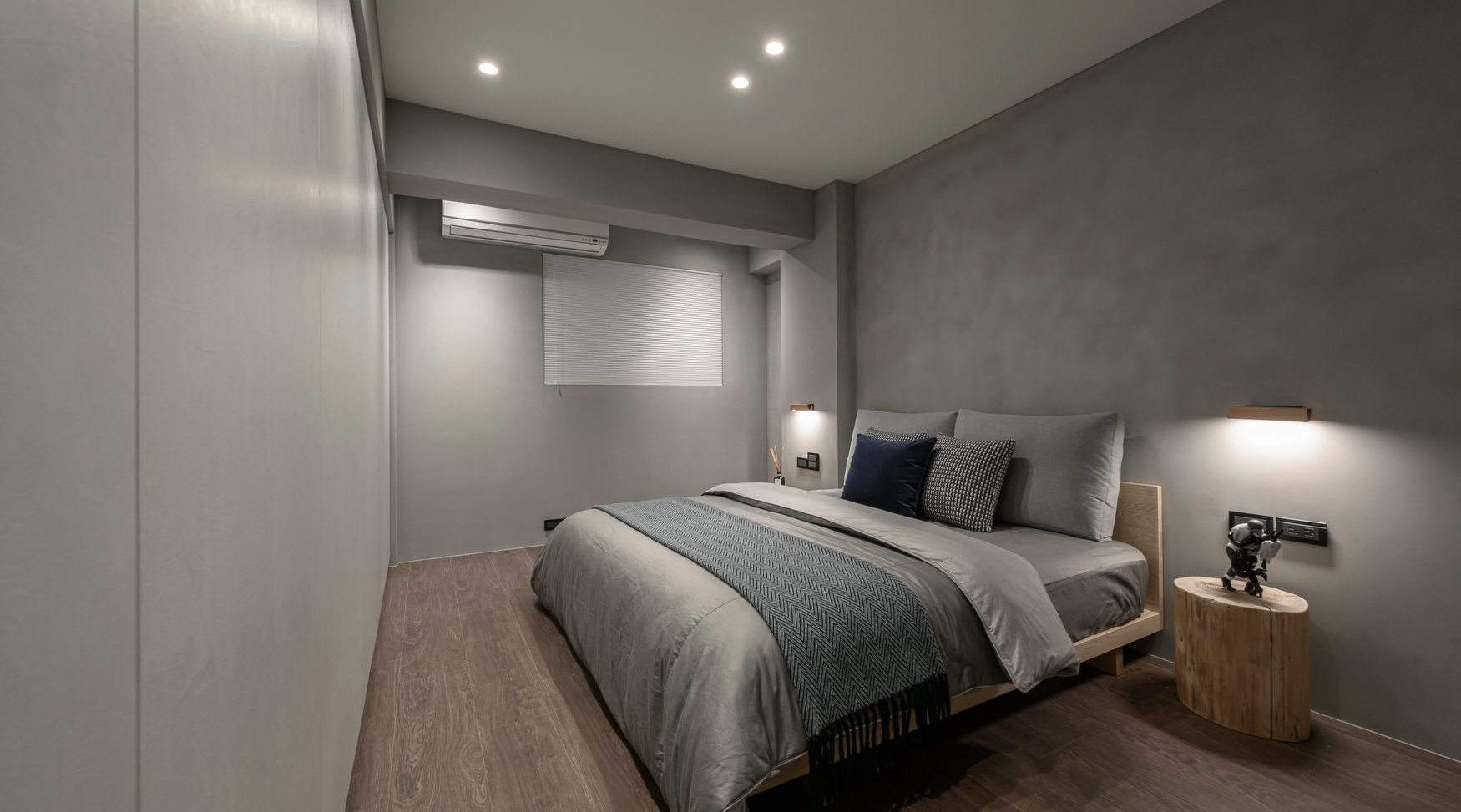 主卧使用无吊顶设计，背景墙以灰色为主，舒适的床品营造出安适的空间氛围。