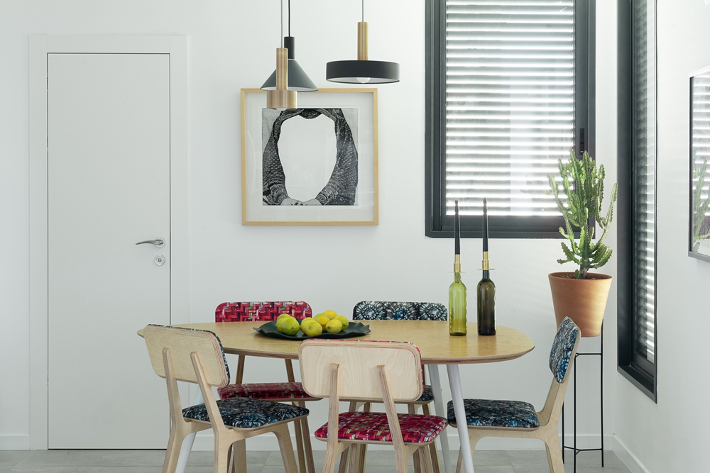 白色的墙面干净明朗，木质调餐桌相结合，呈现出可以亲密交谈的用餐空间。