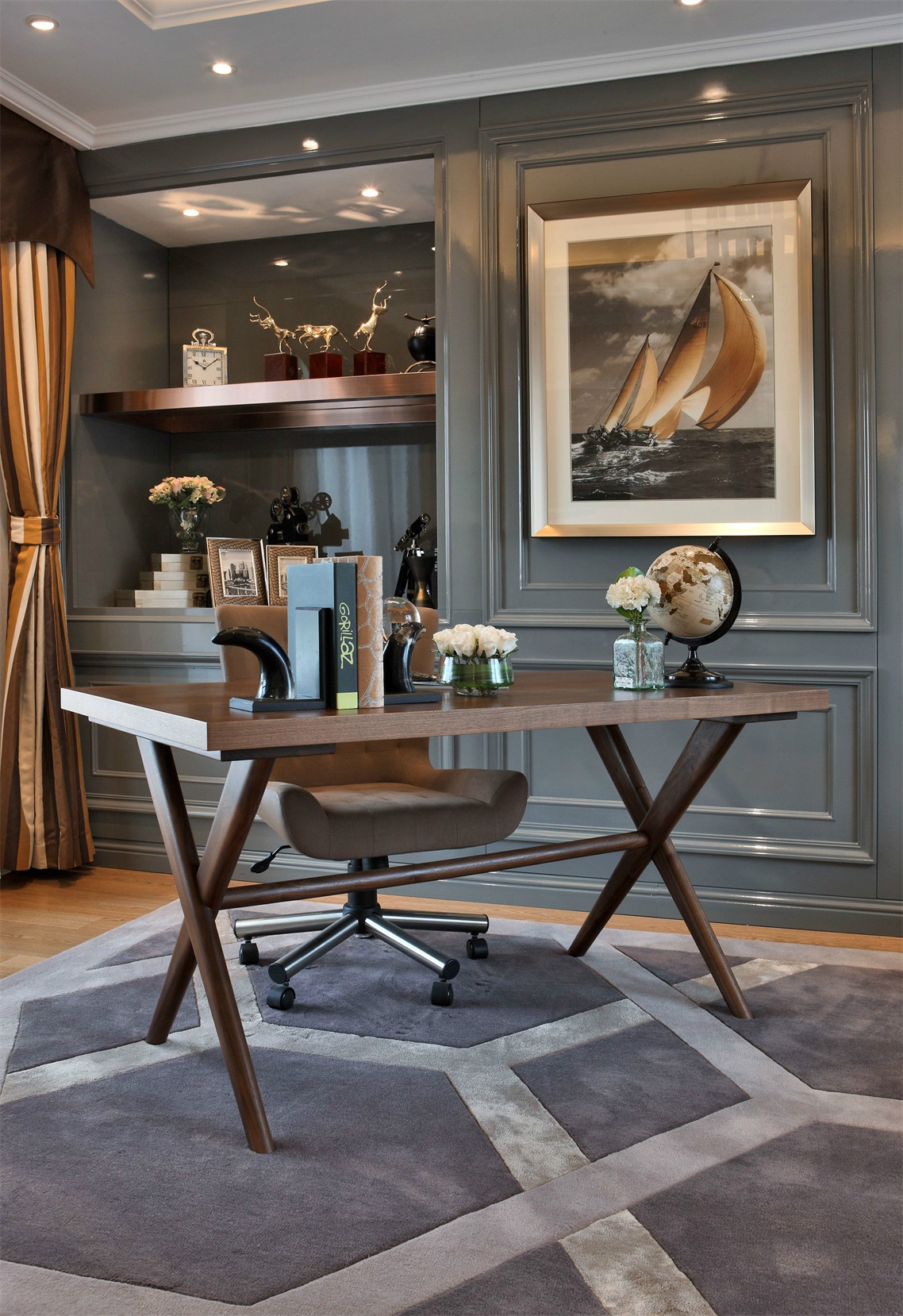 书房格调典雅，结合木质质感的书桌椅装饰，让空间显得雅韵而档次。