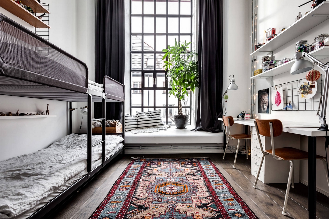 次卧地面使用质朴的木质地板，搭配富含纹理的地毯，放置双人床后空间层次感很强。