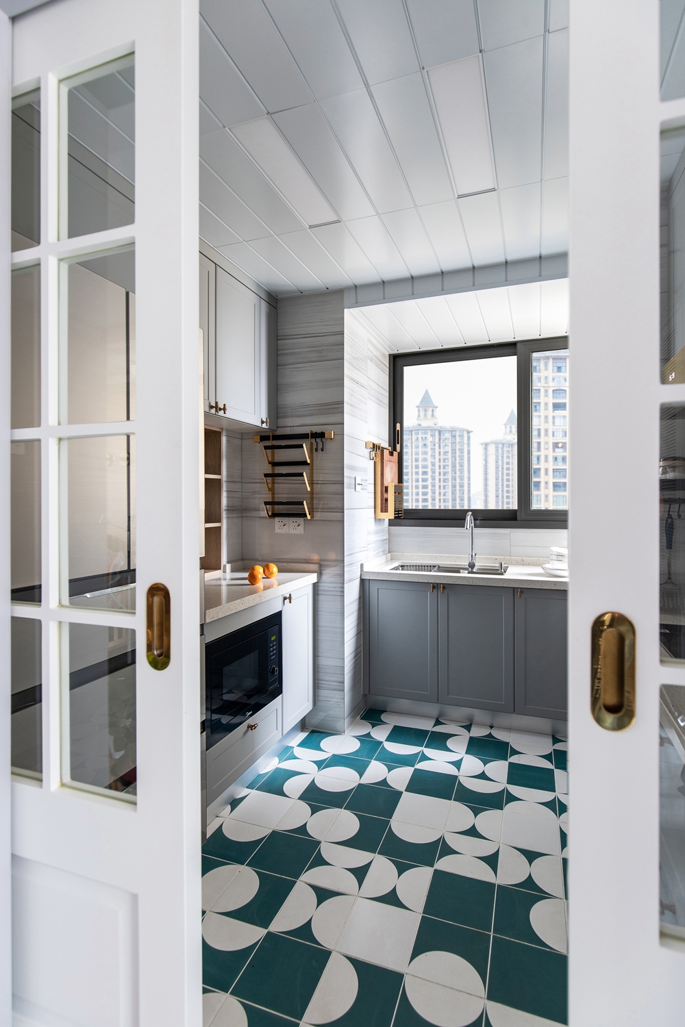 厨房配色鲜明，空间保持温暖舒适的同时，也凸显出业主对生活品质的追求。