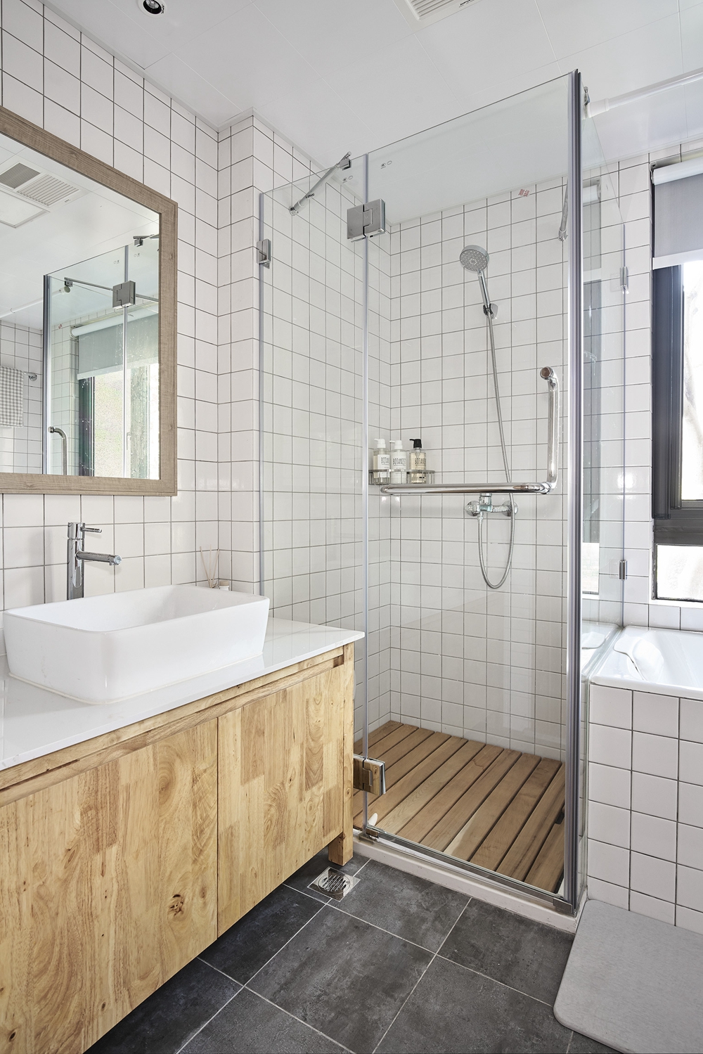 卫浴间以木色和白色为主，局部融入玻璃浴房进行干湿分离，让空间更加静谧而具有舒适感。
