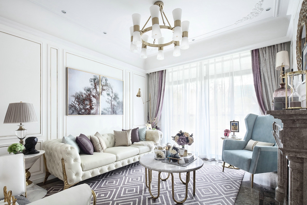 客厅的设计布局采用非常经典的欧式布局，围合式沙发、水晶吊灯，无不凸显着欧式格调。