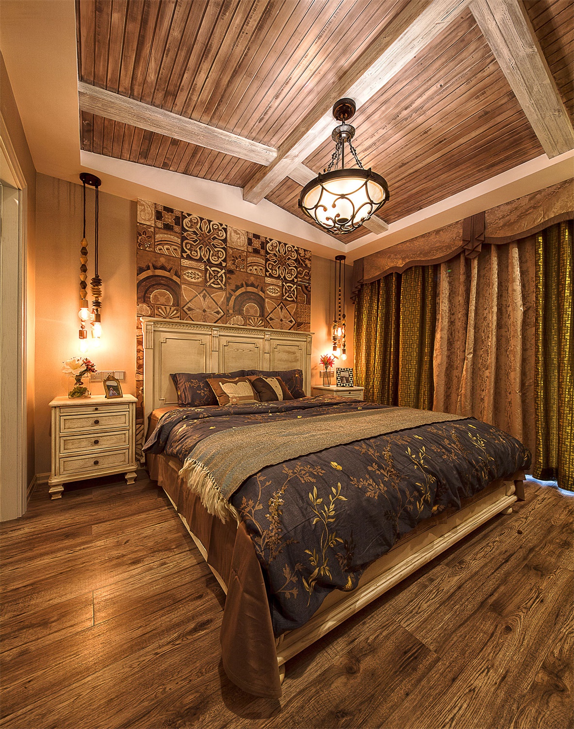 主卧顶面设计提炼出仪式感，在木质的底色中，诠释出简欧的优雅生活。