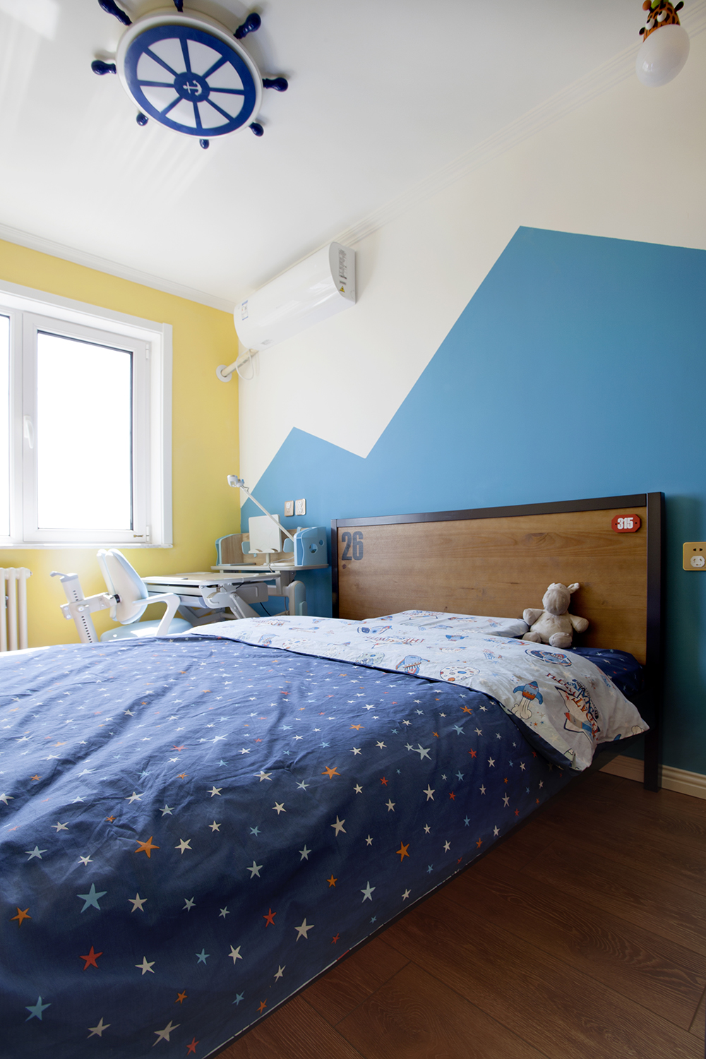 侧卧以活跃跳动的蓝白色作为房间的主色调，黄色的融合打破了空间的平淡乏味。