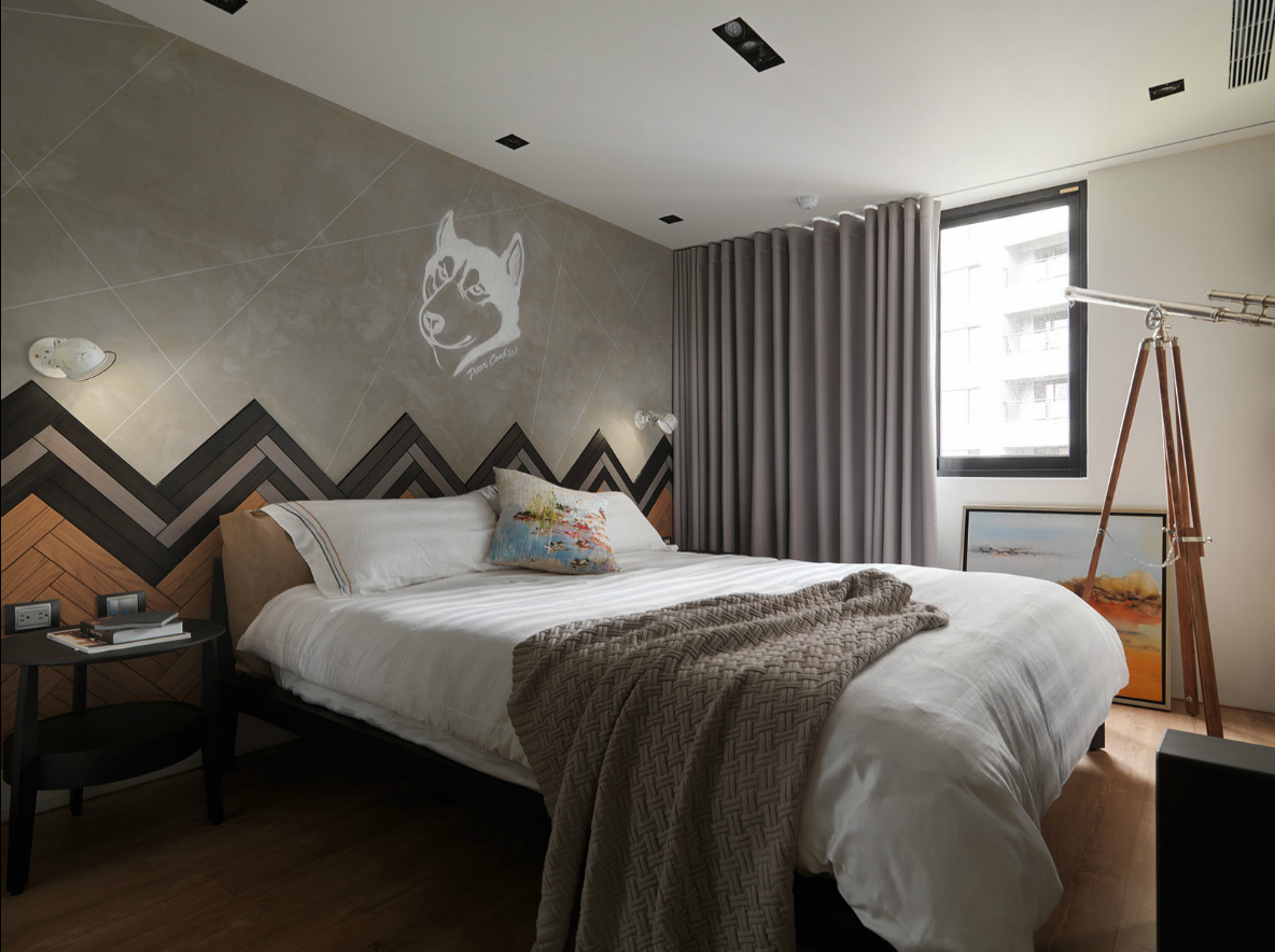 主卧背景墙把沉稳冷静的空间氛围表达了出来，搭配白色床品，使空间变得更温馨可人。