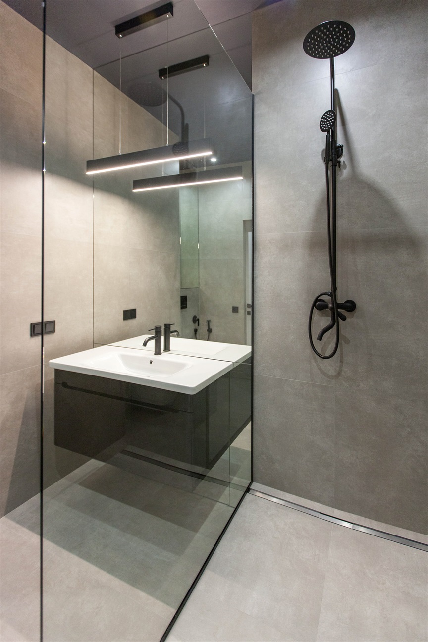 卫生间优雅高贵，干湿分离后空间显得十分干净，给人规整有序的感觉。